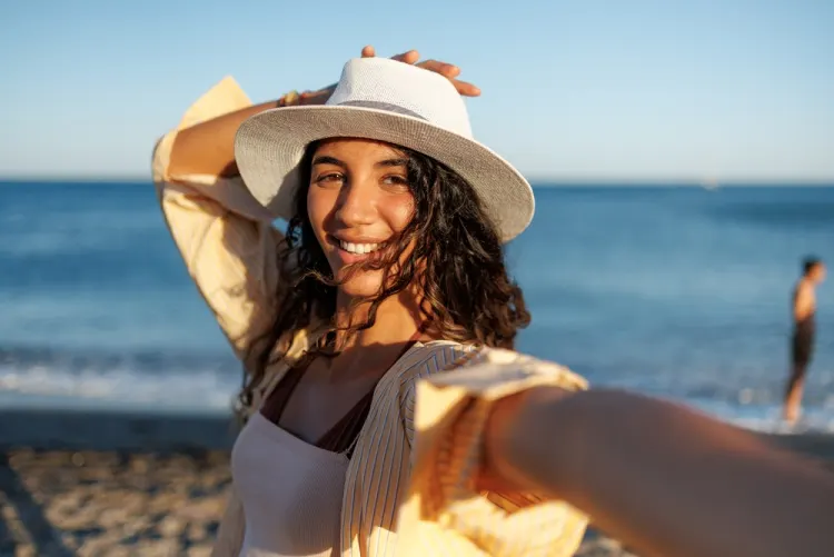 Capeline, panama, fedora, canotier : le guide complet des chapeaux d'été pour femme